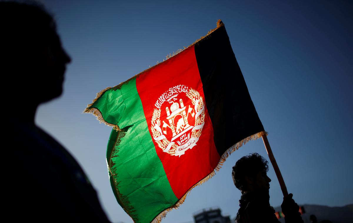Afganistan zastava | Varnost v državi se je po vrnitvi talibanov na oblast leta 2021 močno izboljšala, vendar pa lokalna veja skrajne sunitske Islamske države ostaja še naprej grožnja in stoji za večino napadov predvsem na šiitske in druge verske manjšine. | Foto Reuters