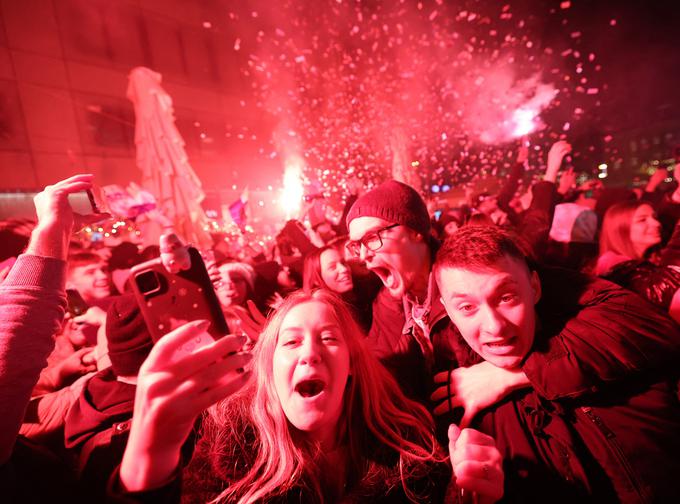 Navdušenje hrvaških navijačev, ko so v petek v Zagrebu proslavljali veliko zmago nad Brazilijo. | Foto: Reuters