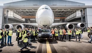 Svetovni rekord: Avto je vlekel največje potniško letalo #video
