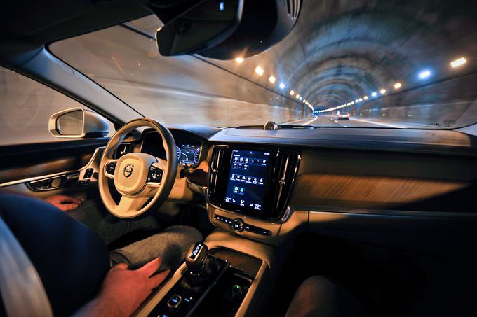 Na avtocesti smo zato takoj prepustili volan sistemu PilotAssist. Zakonodaja sicer zahteva voznikove roke na volanu, ampak dejstvo je, da S90 in V90 s tem sistemom do hitrosti 130 kilometrov na uro zmoreta na avtocesti praktično peljati sama, čeprav Švedi sistem opisujejo kot zmožnost polsamodejne vožnje za pomoč vozniku.  | Foto: Jure Gregorčič