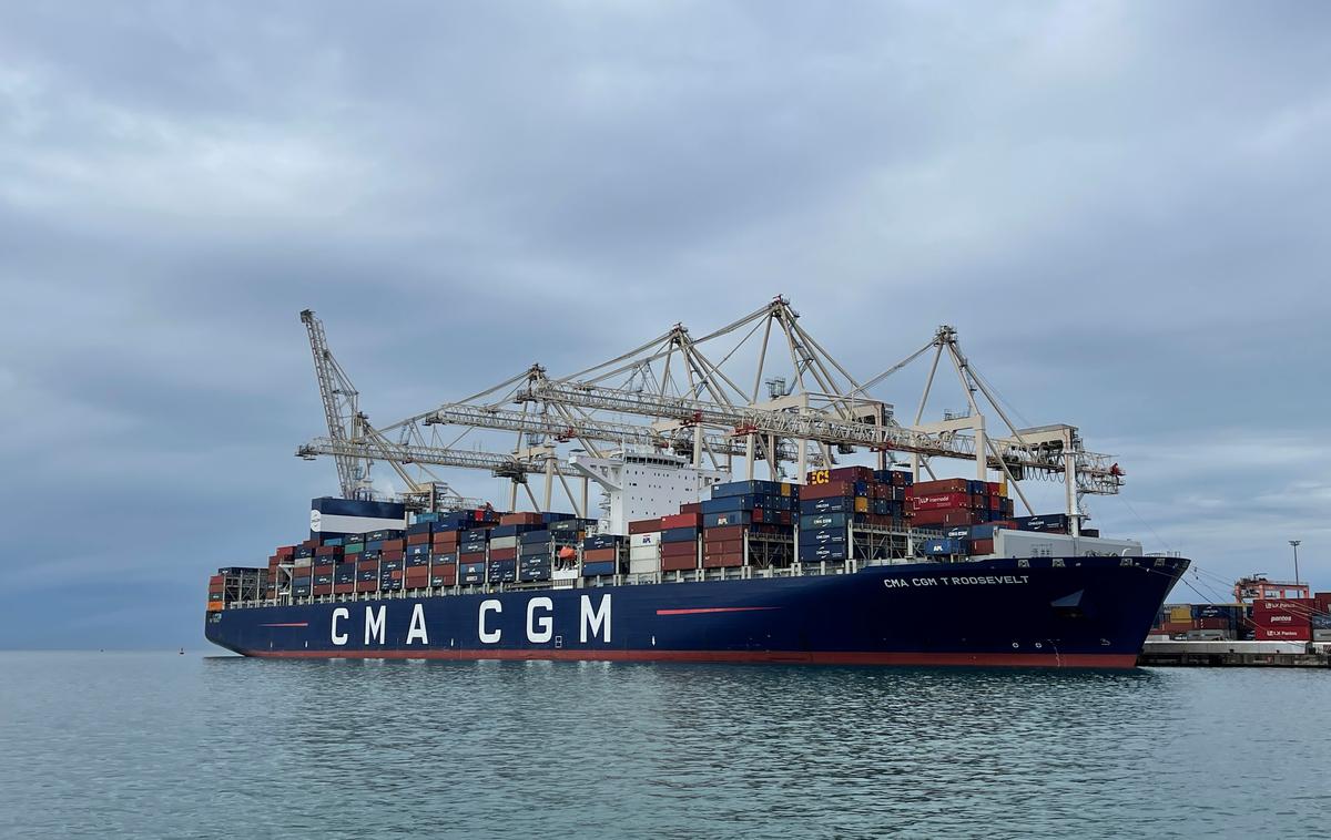 kontejnerski terminal, Luka Koper | Največja ladja francoske družbe CMA CGM je dolga 366 metrov in široka 48 metrov. | Foto Luka Koper