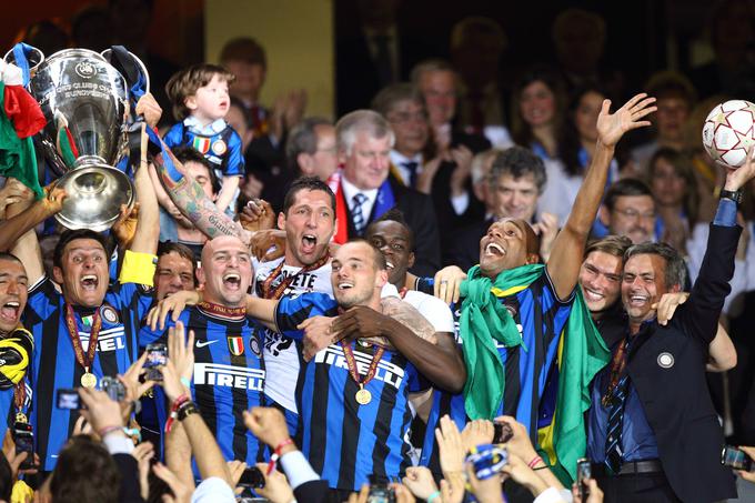 Leta 2010 je milanski Inter postal evropski prvak, medaljo za osvojeni naslov pa sta prejela tudi slovenska nogometaša Rene Krhin in Vid Belec, ki pa nista kandidirala za nastop v finalu v Madridu, ampak srečanje spremljala s tribun. V tisti evropski sezoni nista nikdar nastopila za Inter. | Foto: Guliverimage/AP