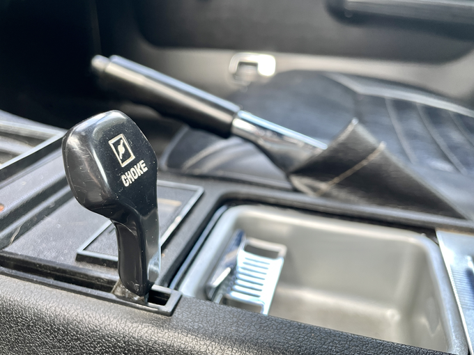 "Choke" je posebnost v notranjosti avtomobila. | Foto: Gregor Pavšič