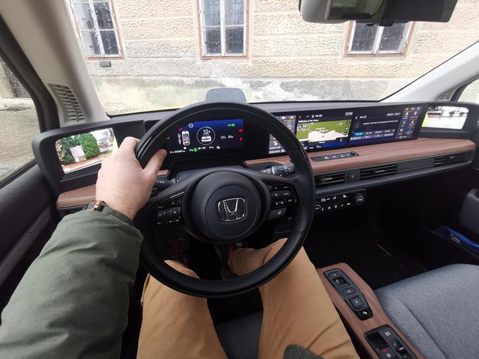 Pred voznikom je najprej 8,8-palčni (22,4 cm) zaslon, desno pa nato še dva (vsak po 31 cm) zaslona s prilagodljivo vsebino. | Foto: Gašper Pirman