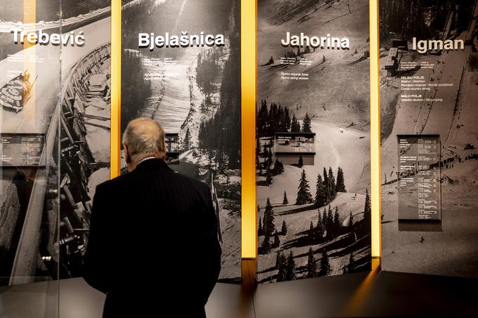 Karabegović v Olimpijskem muzeju Sarajevo pred panojem s prizorišči sarajevskih iger | Foto: Ana Kovač