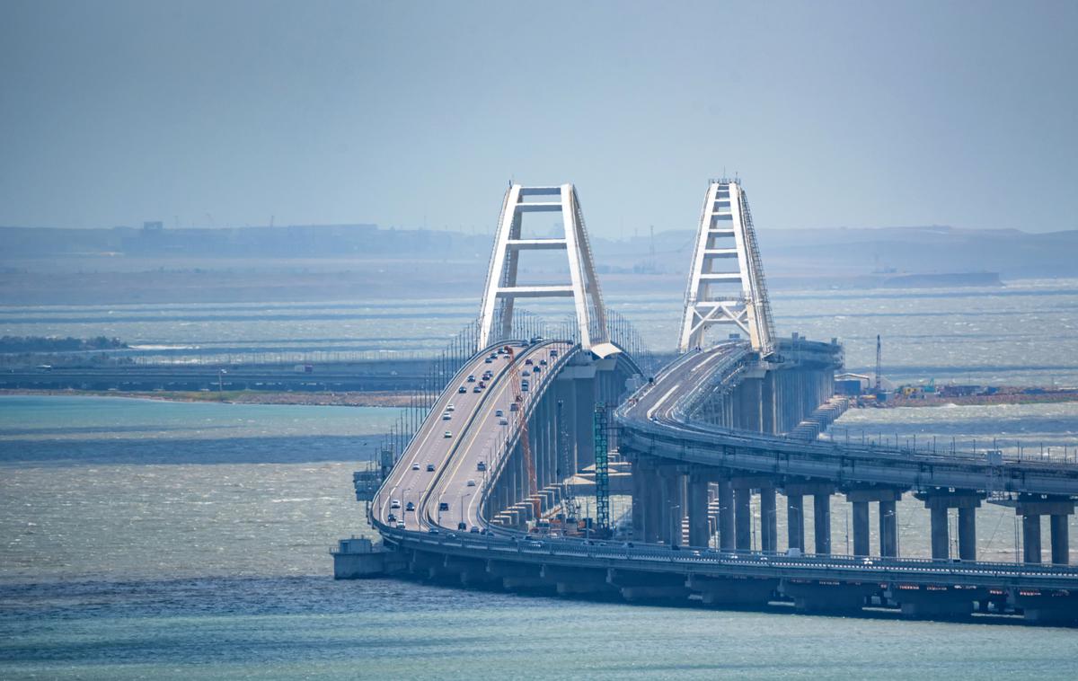 Krimski most, most na Krim | Krimski most, eden od simbolov ruske priključitve polotoka Krim. Rusija ga je začela graditi takoj po zasedbi ukrajinske regije, postal pa je pomembna cestna in železniška povezava Krima z ozemljem Rusije, natančneje z regijo Krasnodar. | Foto Shutterstock