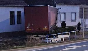 Tovornjak prebil zid hiše, med poškodovanima štirinajstletnica