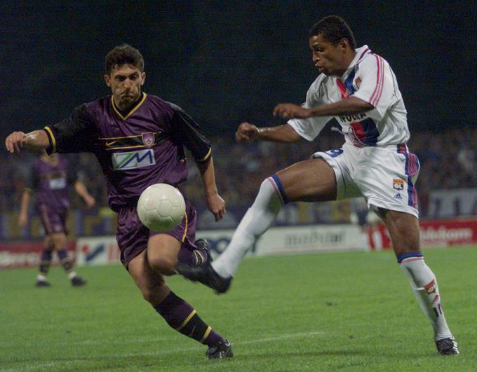 Lyon je v sezoni 1999/2000 nepričakovano pokleknil pred Mariborom. Sloviti Brazilec Anderson je bil nemočen proti Marinku Galiću.  | Foto: Reuters