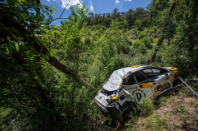 Povsem novega renaulta clia rally5 sta po skoku na eni izmed hitrostnih preizkušenj razbila Jaka Žvab in sovoznik Borut Prosenc. | Foto: WRC Croatia