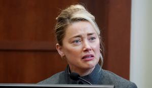 Amber Heard obtožena, da je zlorabljala tudi svoje nekdanje dekle #video