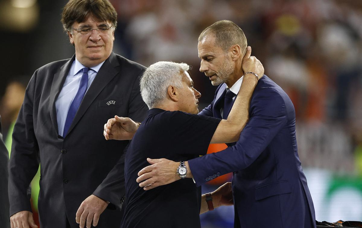 Aleksander Čeferin | Jose Mourinho je prvič v karieri doživel poraz v evropskem finalu. Po dvoboju je iz rok predsednika Uefe Aleksandra Čeferina prejel srebrno medaljo. | Foto Reuters