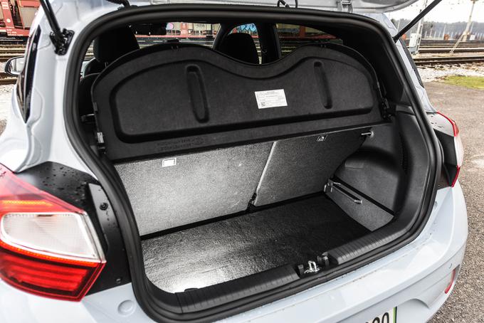 Razredno povsem primerna "majhnost" 252-litrskega prtljažnika je podrejena prostornosti kabine. Zgornji položaj prtljažne plošče tvori ravno dno s položenimi naslonjali.   | Foto: Gašper Pirman