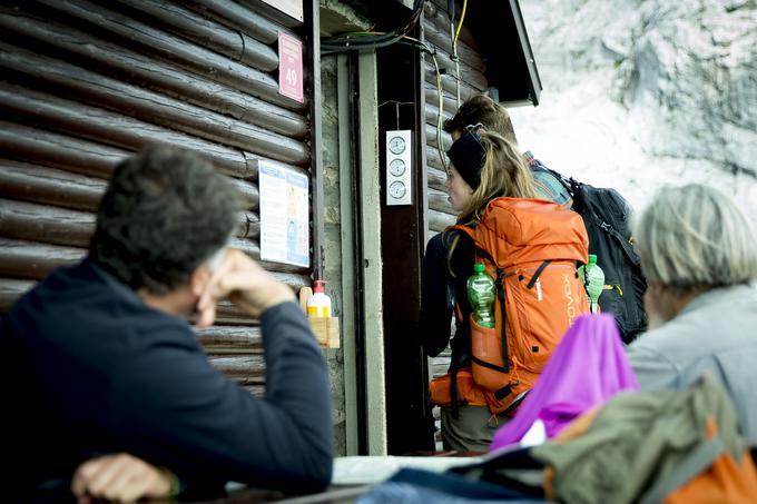 Na Prehodavcih je v normalni sezoni več kot 80 odstotkov obiskovalcev tujcev, tokrat je bila, vsaj v začetku sezone, številka tujih pohodnikov nižja. | Foto: Ana Kovač