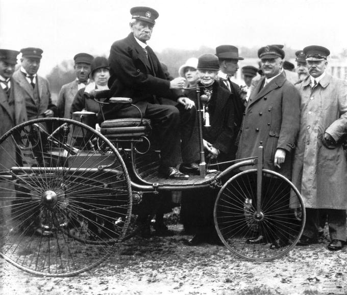 Carl Benz na fotografiji iz leta 1925 v bavarski prestolnici sedi za krmilom svojega patent motor car modela I iz leta 1886. Prvi avtomobil je bil že sredi dvajsetih čisto pravi starodobnik ... | Foto: 