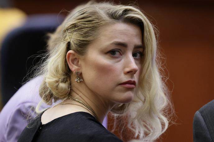 Amber Heard odvetnica | Porota je ugotovila, da sta Depp in Heardova odgovorna za obrekovanje, vendar se je po napornem mesec in pol dolgem sodnem procesu enega proti drugemu bolj postavila na stran Deppa. Njemu je prisodila 10,35 milijona dolarjev odškodnine, njej pa le dva milijona. Potem se je Heardova pogajala z Deppom, da mu plača manj. | Foto Reuters