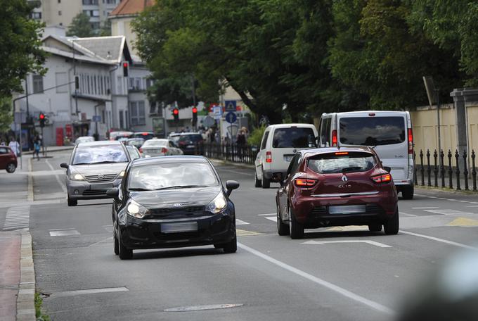 Ob gostem prometu se prehod za pešce kljub dvignjenemu cestišču lahko hitro skrije. To še posebej velja v tem primeru na Zaloški cesti v Ljubljani, kjer prehod ni označen z vertikalno prometno signalizacijo. | Foto: Gregor Pavšič