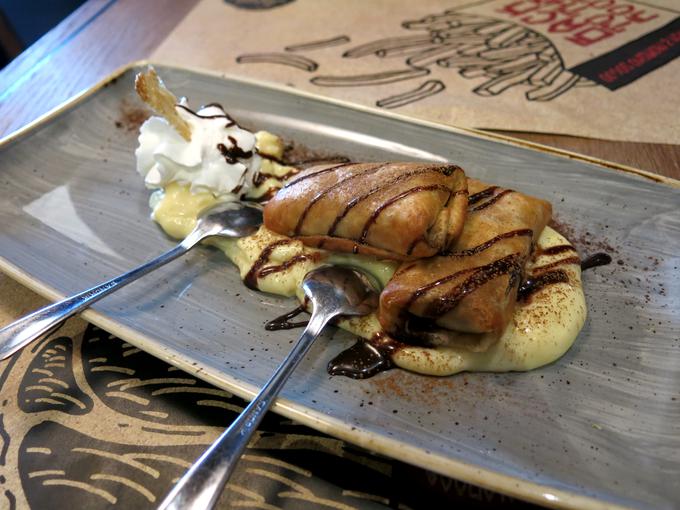Ocvrta tortilja, polnjena s čokoladno ploščico Snickers - naročilo, ki ga ne bi več ponovili. | Foto: Miha First