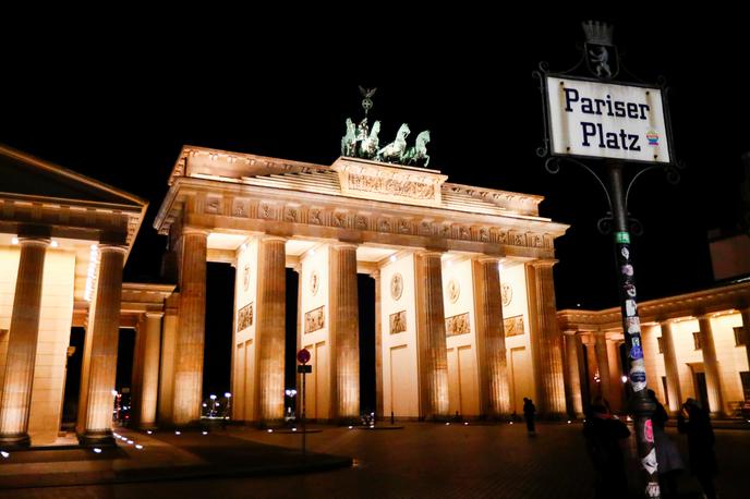 Brandenburška vrata | Med dogovorjenimi ukrepi sta tudi uvedba premij za naložbe na področju varčevanja z energijo in sprememba pravil, ki bodo podjetjem olajšala odpis finančnih izgub. | Foto Reuters