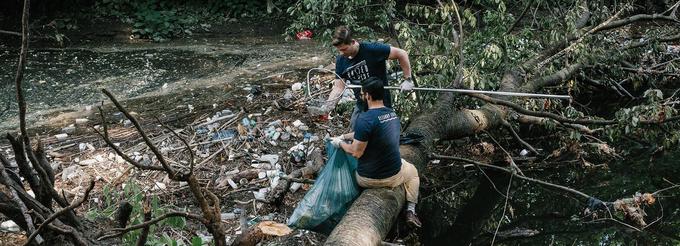 Čistilna akcija modne znamke United by Blue, ki je od leta 2010 organizirala že 202 čistilni akciji in iz okolja odstranila že več kot 450 tisoč kilogramov smeti v 27 različnih državah.  | Foto: unitedbyblue.com