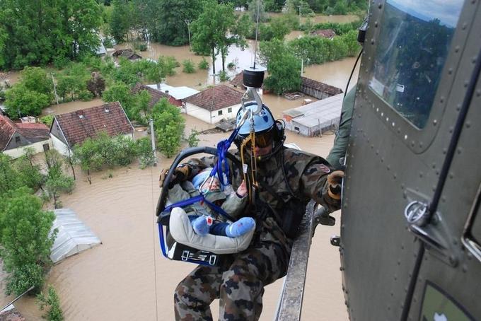 Prizor iz BiH leta 2014, ko je v poplavah pomagal reševati ljudi. Slika z nekajmesečnim otrokom je bila medijsko izpostavljena, sam pa pravi, da ga je bilo ob reševanju zelo strah za otroka. | Foto: Osebni arhiv/Rajko Lotrič