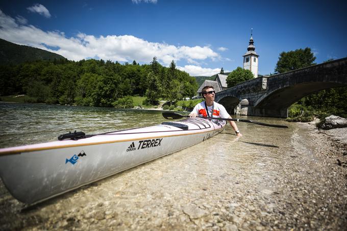 Marko Albreht po preveslanem Bohinjskem  jezeru ob prihodu v Ribčev laz. | Foto: Arhiv FreeApproved/Peter Podobnik