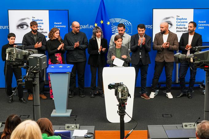 Nagrado Daphne Caruana Galizia za novinarstvo so oktobra 2023 prejeli novinarji grške preiskovalne hiše Solomon v sodelovanju s Forensisom, nemško javno radiotelevizijo StrgF/ARD in britanskim časopisom The Guardian.  | Foto: Evropski parlament