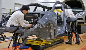 Hyundai inovativno: delavci imajo "stol" ves čas pri sebi