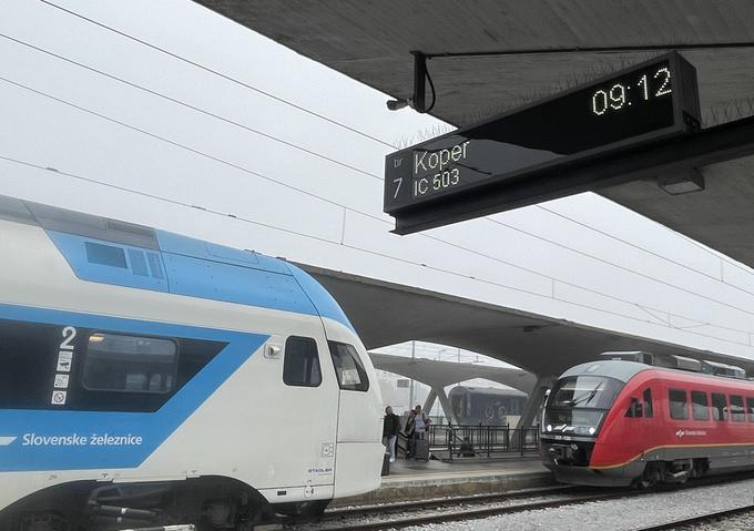 Med 8. in 12. uro iz Ljubljane proti Primorski kreneta dva vlaka.  | Foto: Gregor Pavšič