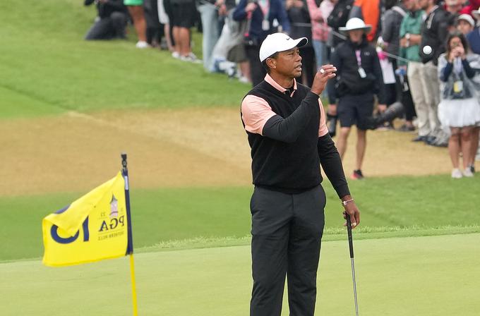 Tiger Woods se je prebil skozi rez, a nato štiridnevno tekmovanje končal v hudih bolečinah in ob vidnem šepanju. | Foto: Reuters