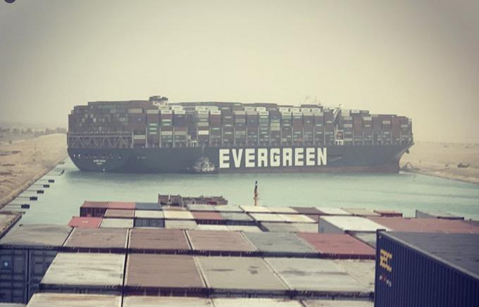 Pred leti je plovbo skozi prekop zaustavila Evergreenova ladja, ki se je zagozdila. | Foto: 