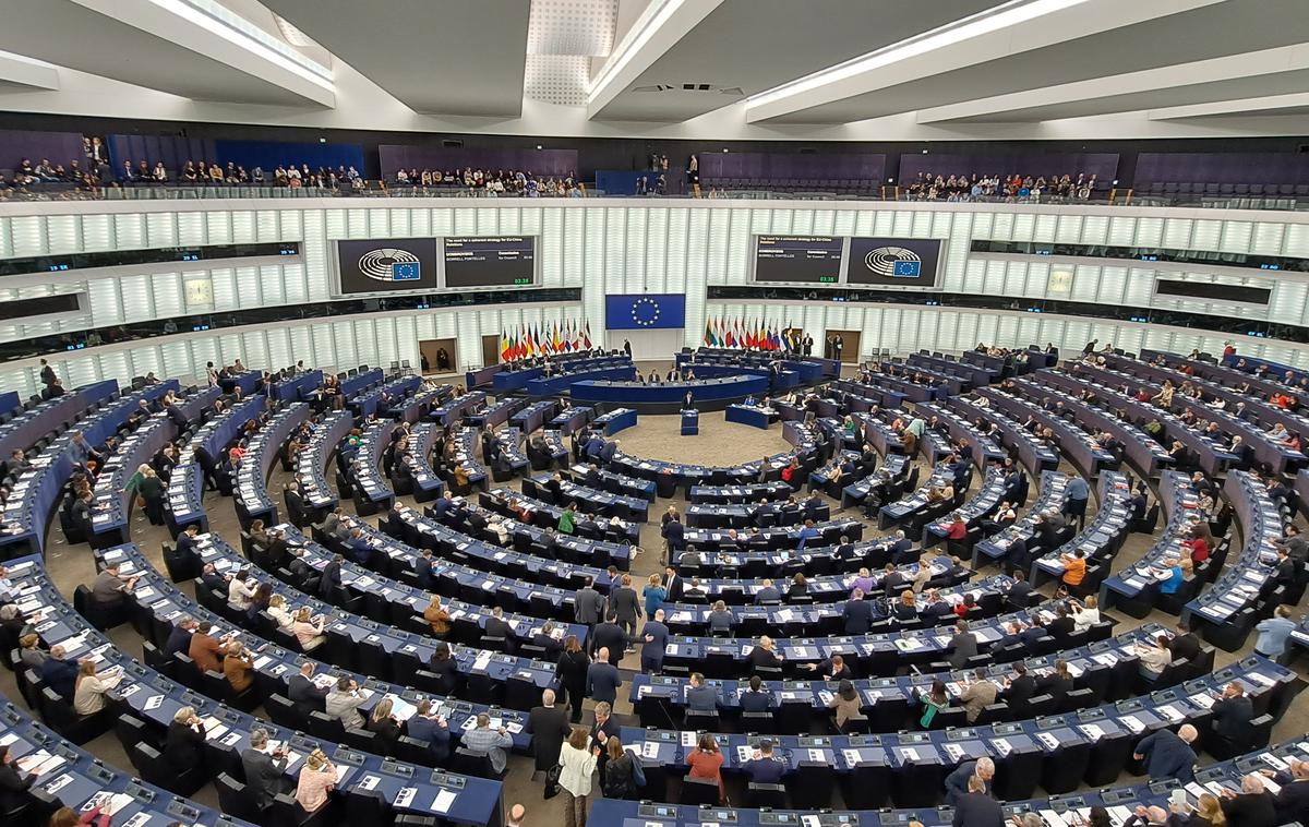 Evropski parlament Strasbourg | "Prosimo vas, da ne pijete iz steklenic z vodo iz Evropskega parlamenta v Strasbourgu," je pisalo v sporočilu SMS, ki ga je prejelo več tisoč zaposlenih in politikov. | Foto K. M.