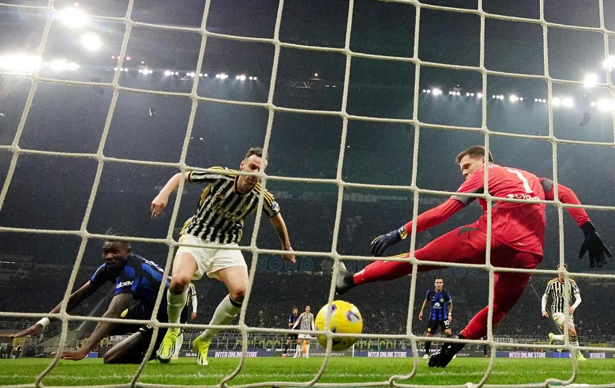 Federico Gatti Juventus | Federico Gatti je želel izbiti žogo, a jo je nesrečo poslal za hrbet svojega vratarja. | Foto Reuters
