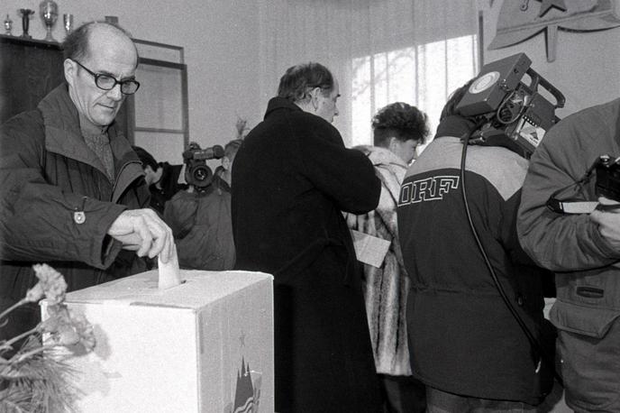 Plebiscit za samostojno Slovenijo | Plebiscita o samostojni in neodvisni Sloveniji se je udeležilo nekaj več kot 1,36 milijona volivcev oziroma 93,2 odstotka vseh takratnih volivcev. Za samostojno in neodvisno Slovenijo je glasovalo nekaj manj kot 1,3 milijona slovenskih volivcev. V odstotkih je to znašalo 88,2 odstotka vseh takratnih volivcev oziroma 94,7 odstotkov volivcev, ki so glasovali na plebiscitu. | Foto Tone Stojko, hrani Muzej novejše zgodovine Slovenije
