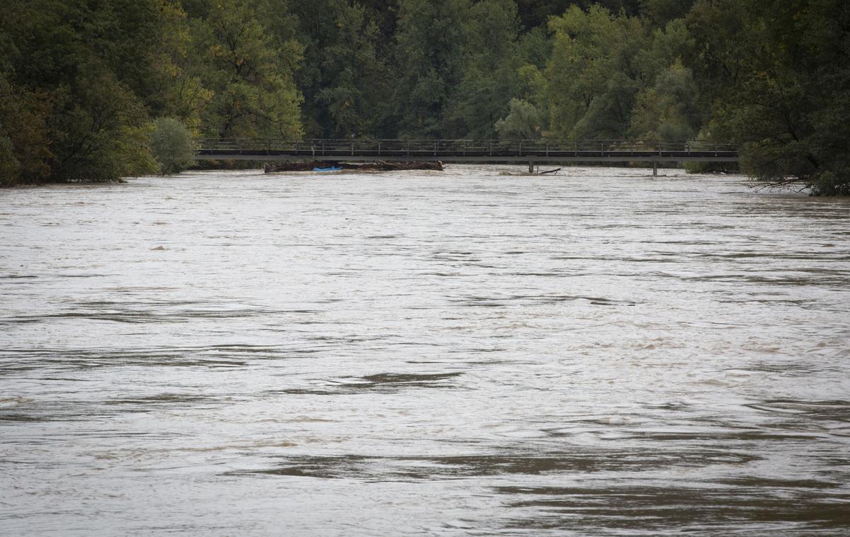 Reka Kolpa poplavlja. Poplave. | Foto Bojan Puhek
