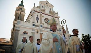 Foto in video: Ob velikem šmarnu odmevala nedavna odstopa nadškofov