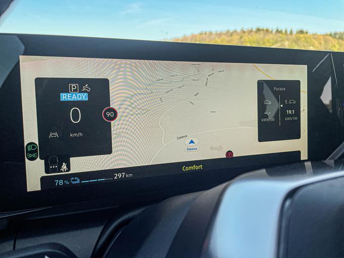 Navigacijske podatke si lahko voznik preslika na digitalne merilnike. | Foto: Gašper Pirman