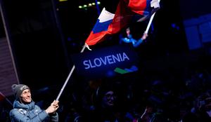 Prevc ponosno s slovensko zastavo, prvenstvo je odprto