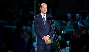 Princ William s svojim govorom očeta ganil do solz, jokala je tudi kraljica #video