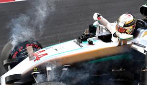 Hamiltona požrlo ozko grlo, Rosberg poljubil steno