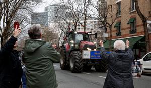 Kmetje vztrajajo: znova zasedli mesta in razsuli tovore žita