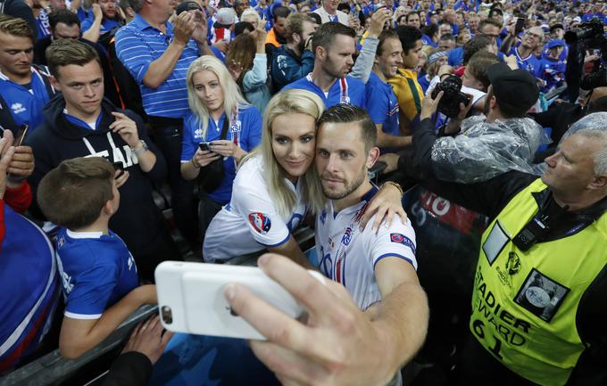 Kapetan Islandije Gylfi Sigurdsson se je za konec za spomin fotografiral s svojo lepo ženo. | Foto: 