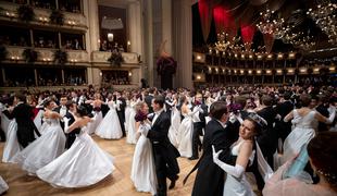 Odvrtel se je dunajski operni ples, tokrat prvič z istospolnim parom #foto