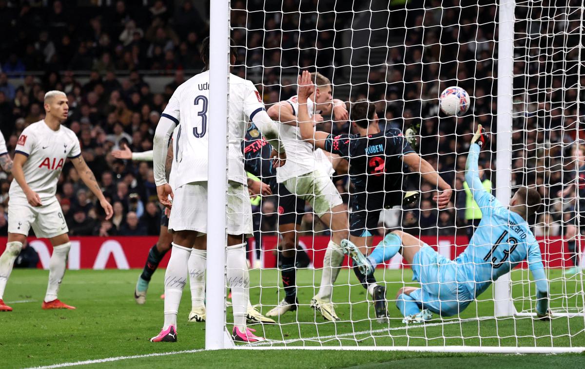 Nathan Ake Manchester City Tottenham | Dolgo je kazalo, da se bo tudi četrta petkova tekma končala z remijem, a je v 88. minuti zadel Nathan Ake. | Foto Reuters