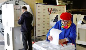 Eksplozije na volitvah v Rusiji: na volišča mečejo molotovke, zažigajo kabine in glasovnice