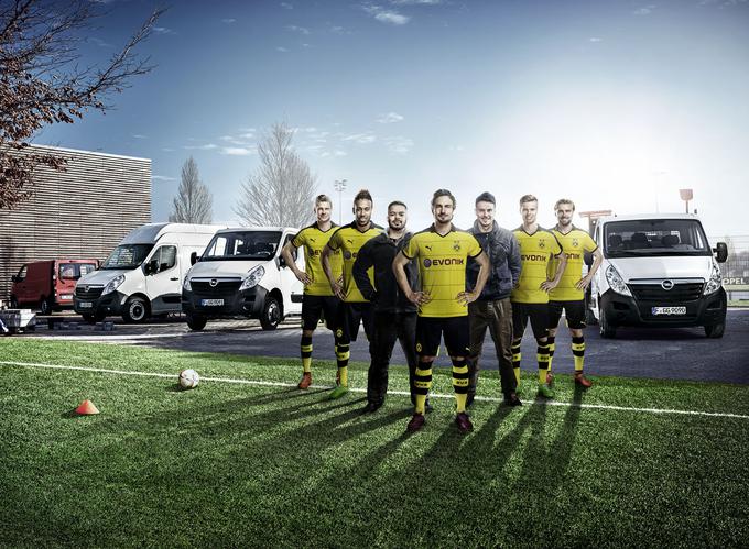 F2Freestylers dostavniški trojček izkoristita do popolnosti, vse jima pride prav, da na koncu žoga poleti nazaj na zelenico, k nogometnim zvezdnikom. Žoga kot osnovno nogometno orodje v vznemirljiv dvoboj z "vsakdanjimi junaki", v tem primeru vozniki movana, vivara in comba, potegne še zvezdnike Borussie Dortmund, Oplovega partnerskega nogometnega kluba, ki jih osupne obvladovanje nogometnih veščin, s katerimi jih izzoveta navidezna gradbenika. | Foto: Opel