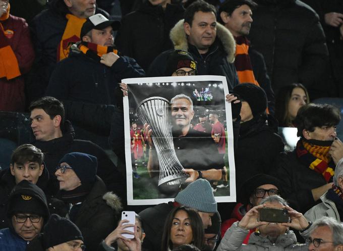 Navijači Rome bodo Joseja Mourinha ohranili v lepem spominu. Najbolj po zmagi v konferenčni ligi, prvi lovoriki Rome po 15 sušnih letih. | Foto: Reuters
