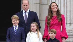 William in Kate se selita v "skromno kočo" kraljevih škandalov #foto