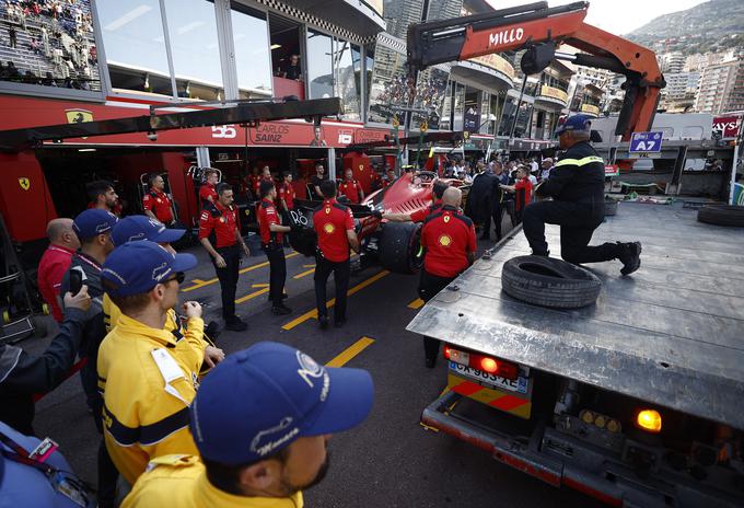 S poškodovanim prednjim krilcem je drugi trening Sainz končal predčasno. | Foto: Reuters