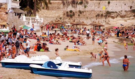 Nenavadna poročila iz Španije: turiste napadajo majhne agresivne ribe