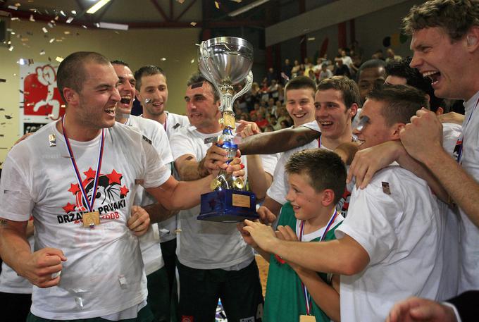Tako je Luka Dončić skupaj z očetom in Markom Milićem proslavljal naslov državnega prvaka. | Foto: Vid Ponikvar